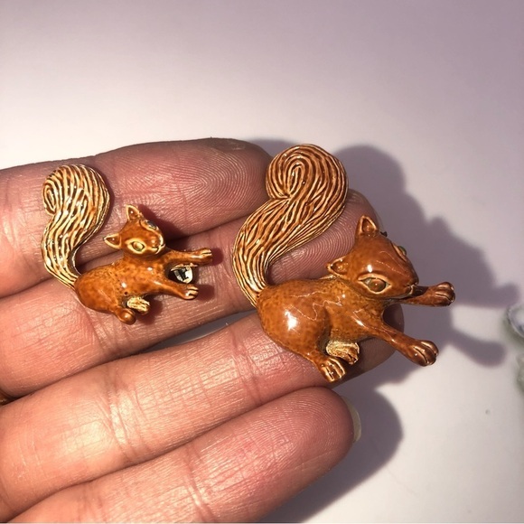 Vtg Gerry’s Brown Enamel Mom & Baby Squirrel Brooches 1.1” & .5” - Picture 2 of 5